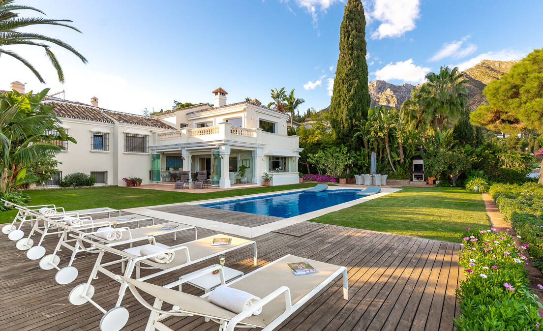 Villa con vistas al mar en Cascada de Camoján. Precio desde €6,000 por semana