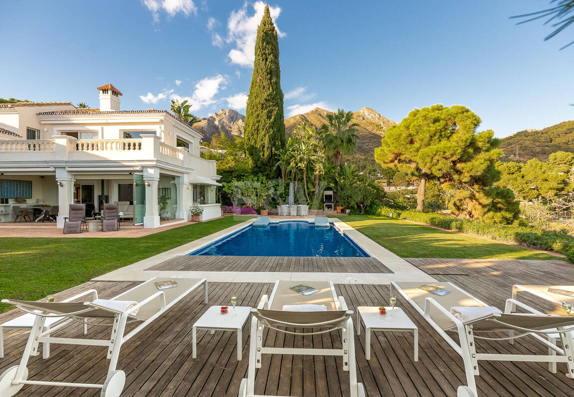Villa with sea views in Cascada de Camoján. Prices from €6,000per week