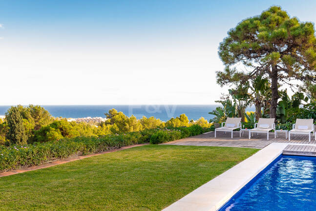 Villa with sea views in Cascada de Camoján. Prices from €6,000per week