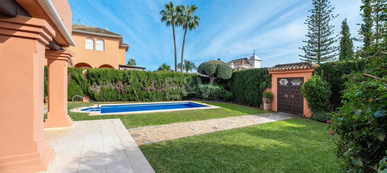 Encantadora villa de estilo andaluz junto a la playa en la Milla de Oro de Marbella