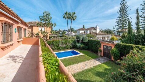 Encantadora villa de estilo andaluz junto a la playa en la Milla de Oro de Marbella