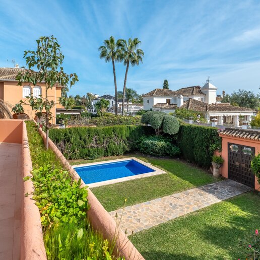 Encantadora villa de estilo andaluz junto a la playa en la Milla de Oro de Marbella