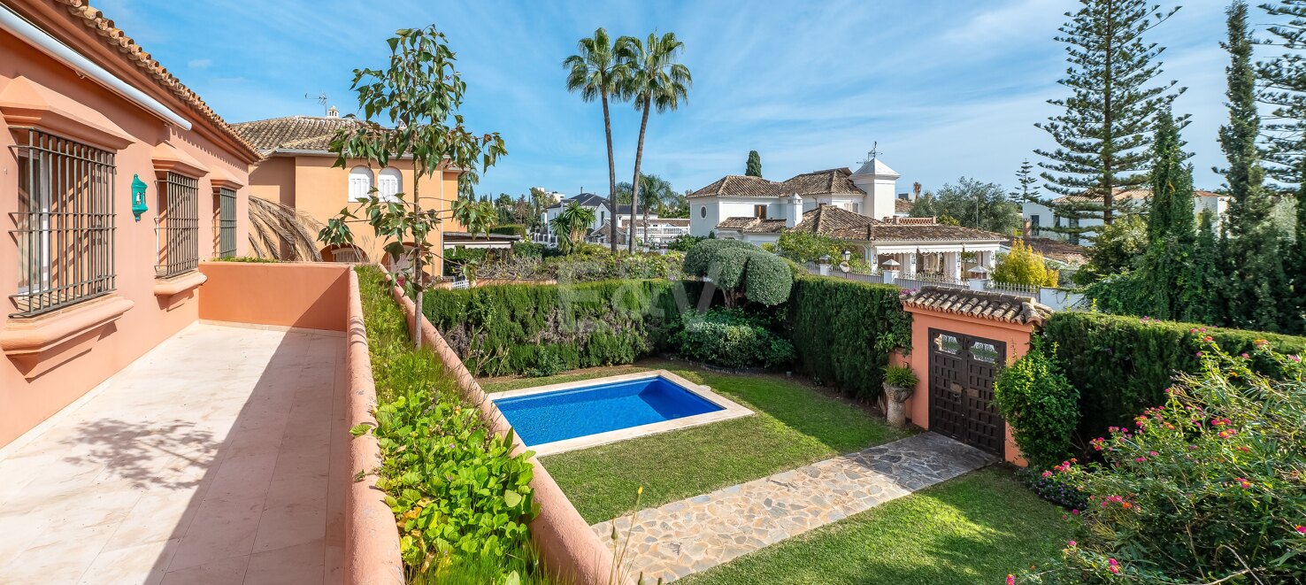 Encantadora villa de estilo andaluz junto a la playa en la Milla de Oro de Marbella