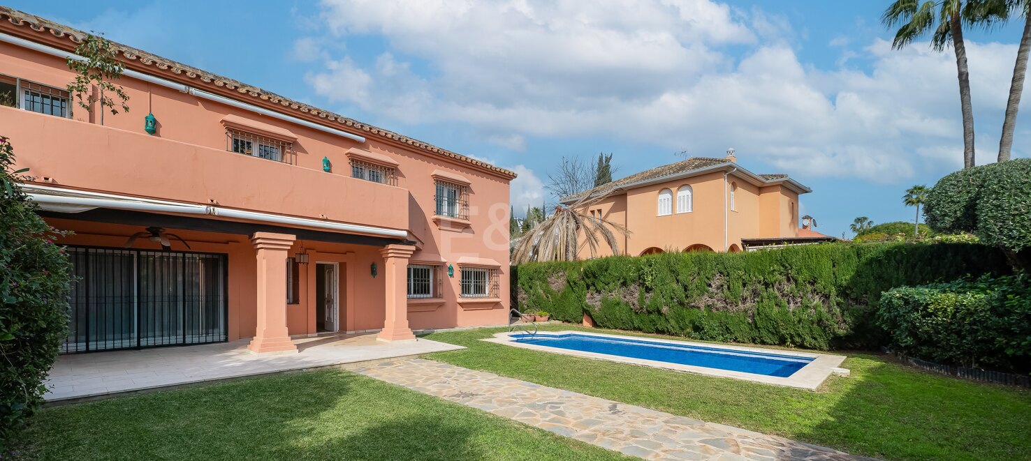 Encantadora villa de estilo andaluz junto a la playa en la Milla de Oro de Marbella