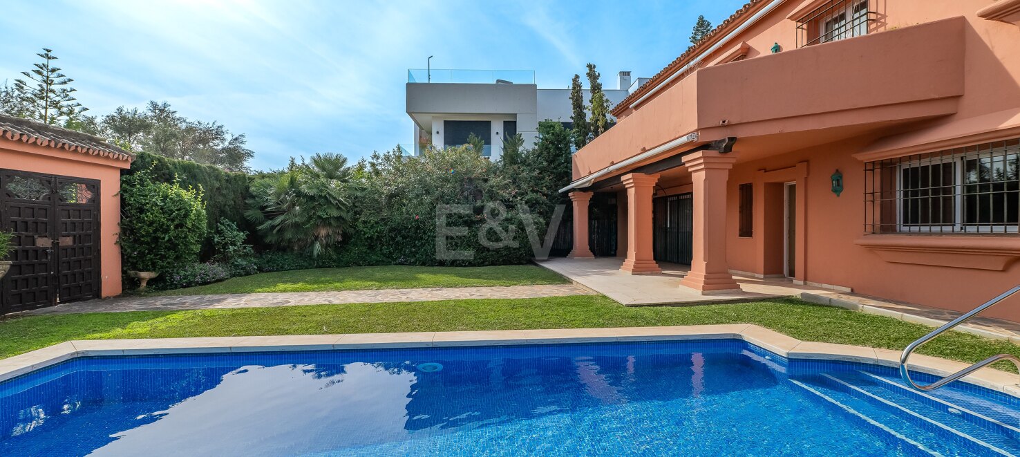 Encantadora villa de estilo andaluz junto a la playa en la Milla de Oro de Marbella