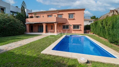 Encantadora villa de estilo andaluz junto a la playa en la Milla de Oro de Marbella