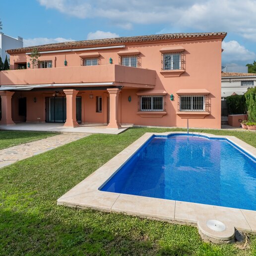 Encantadora villa de estilo andaluz junto a la playa en la Milla de Oro de Marbella