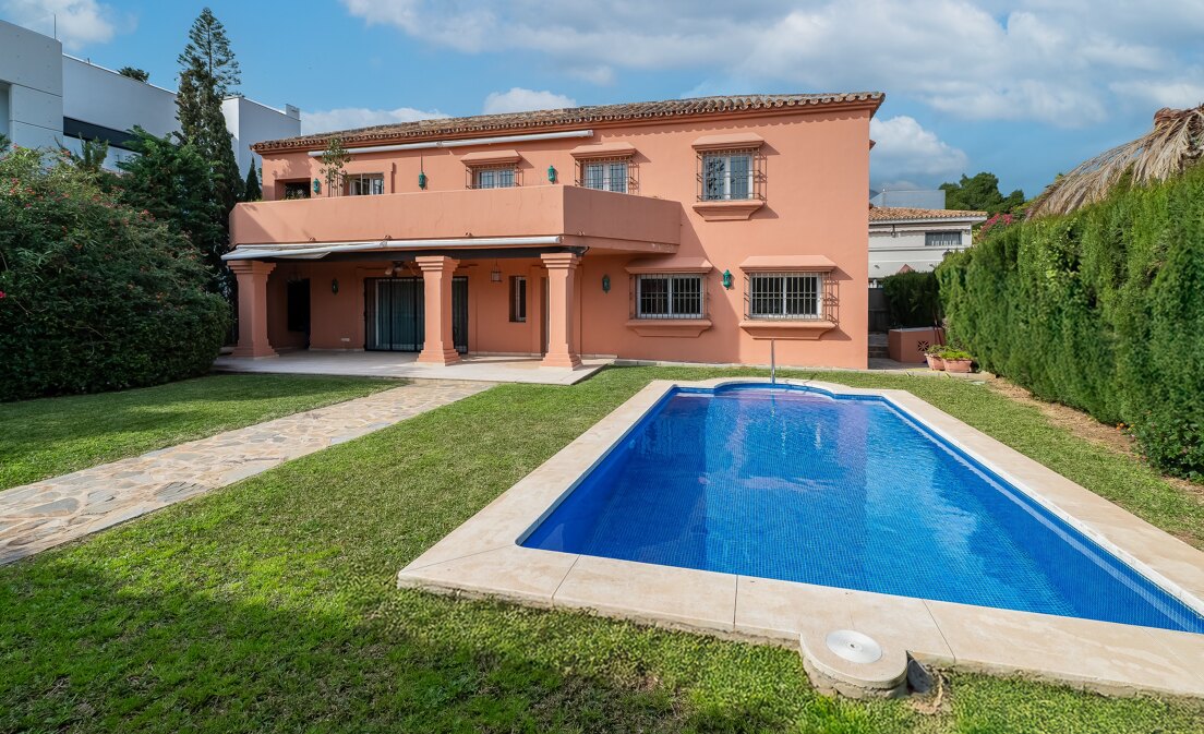 Encantadora villa de estilo andaluz junto a la playa en la Milla de Oro de Marbella