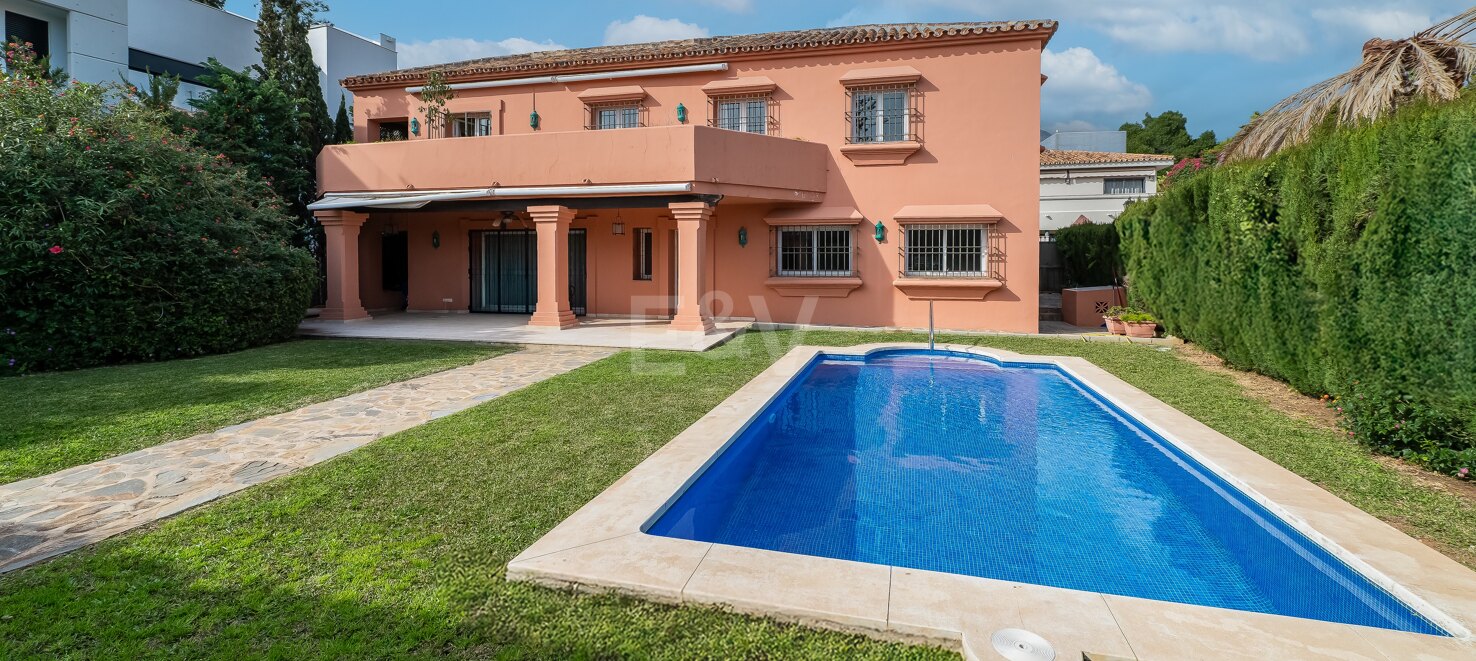 Encantadora villa de estilo andaluz junto a la playa en la Milla de Oro de Marbella