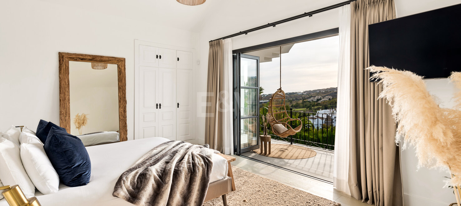 Elegante Villa mit Panoramablick auf die Berge in Puerto del Capitán, Los Arqueros.