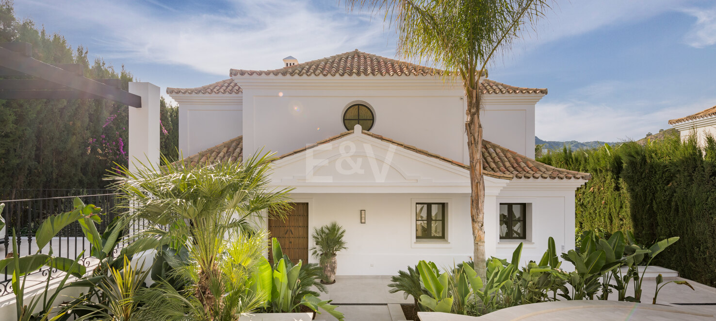 Elegant Villa with Panoramic Mountain Views in Puerto del Capitán, Los Arqueros.