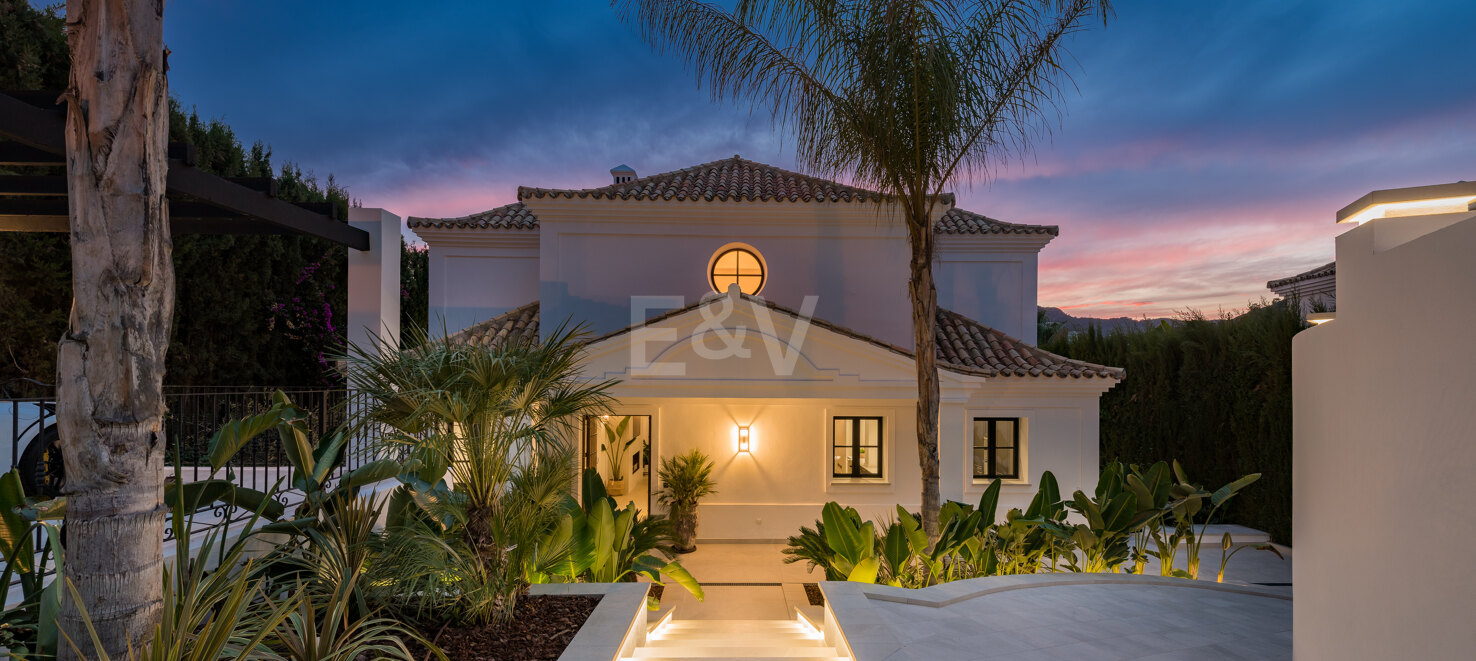 Elegant Villa with Panoramic Mountain Views in Puerto del Capitán, Los Arqueros.