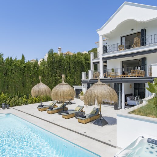 Elegante Villa mit Panoramablick auf die Berge in Puerto del Capitán, Los Arqueros.