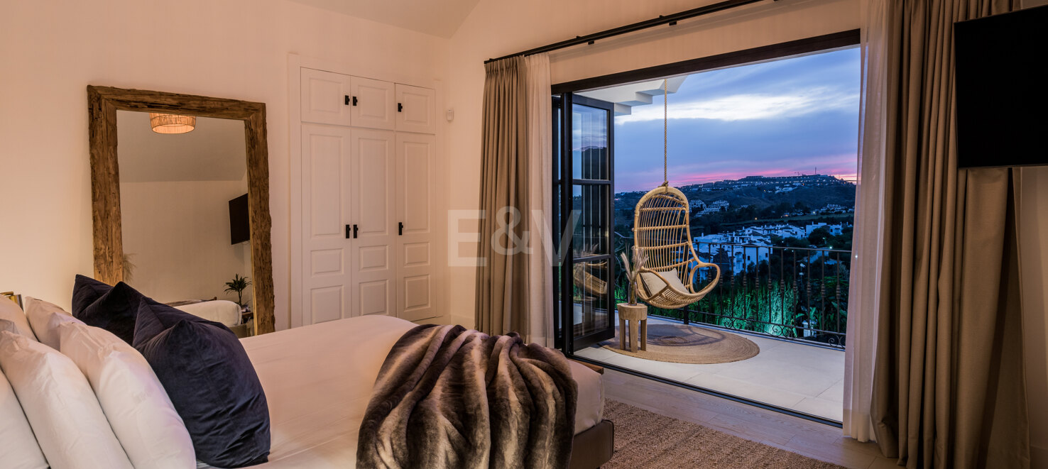 Elegante Villa mit Panoramablick auf die Berge in Puerto del Capitán, Los Arqueros.