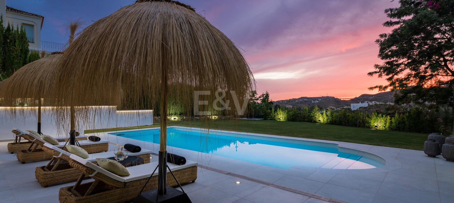 Elegant Villa with Panoramic Mountain Views in Puerto del Capitán, Los Arqueros.