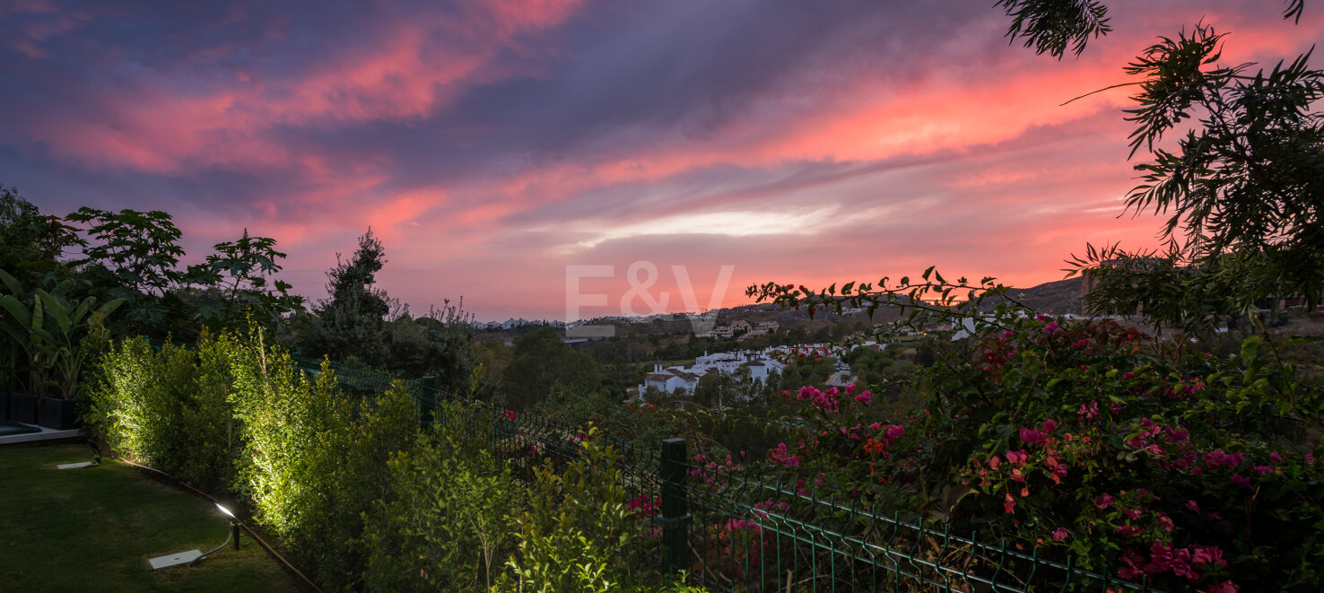 Elegant Villa with Panoramic Mountain Views in Puerto del Capitán, Los Arqueros.