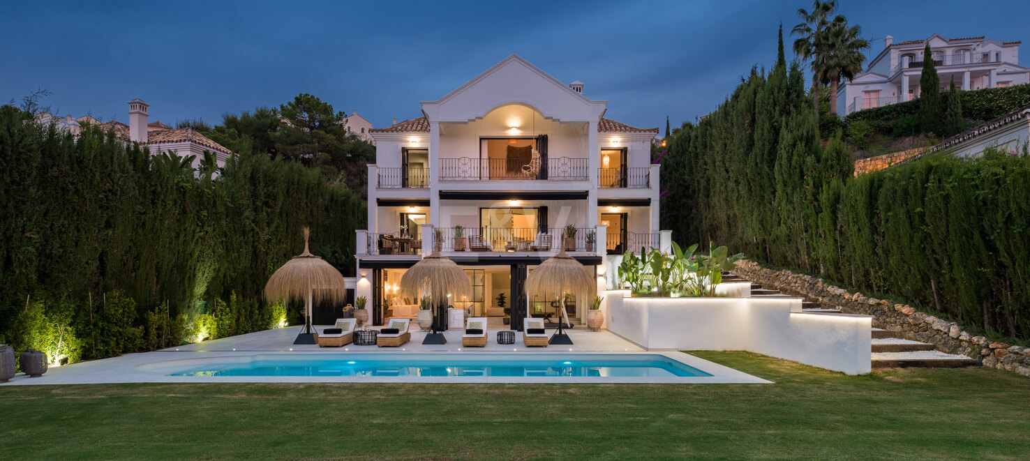 Elegant Villa with Panoramic Mountain Views in Puerto del Capitán, Los Arqueros.