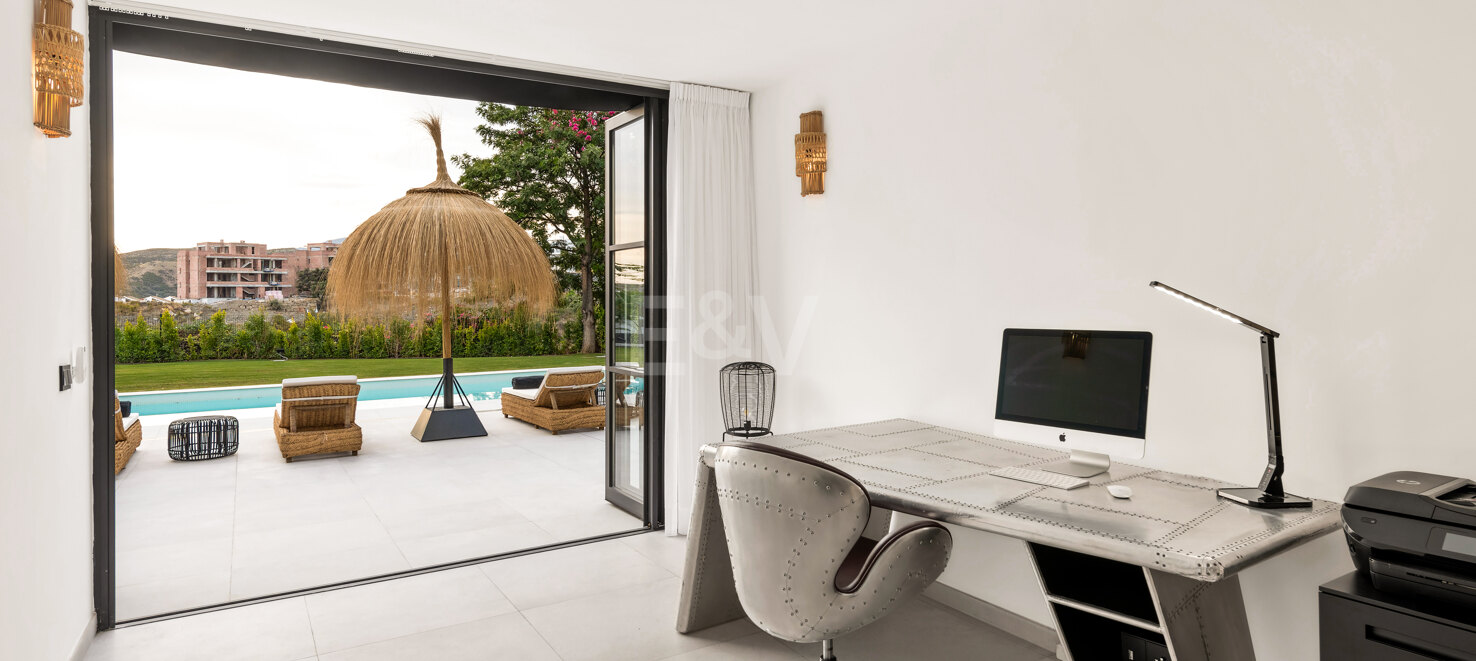 Elegante Villa mit Panoramablick auf die Berge in Puerto del Capitán, Los Arqueros.