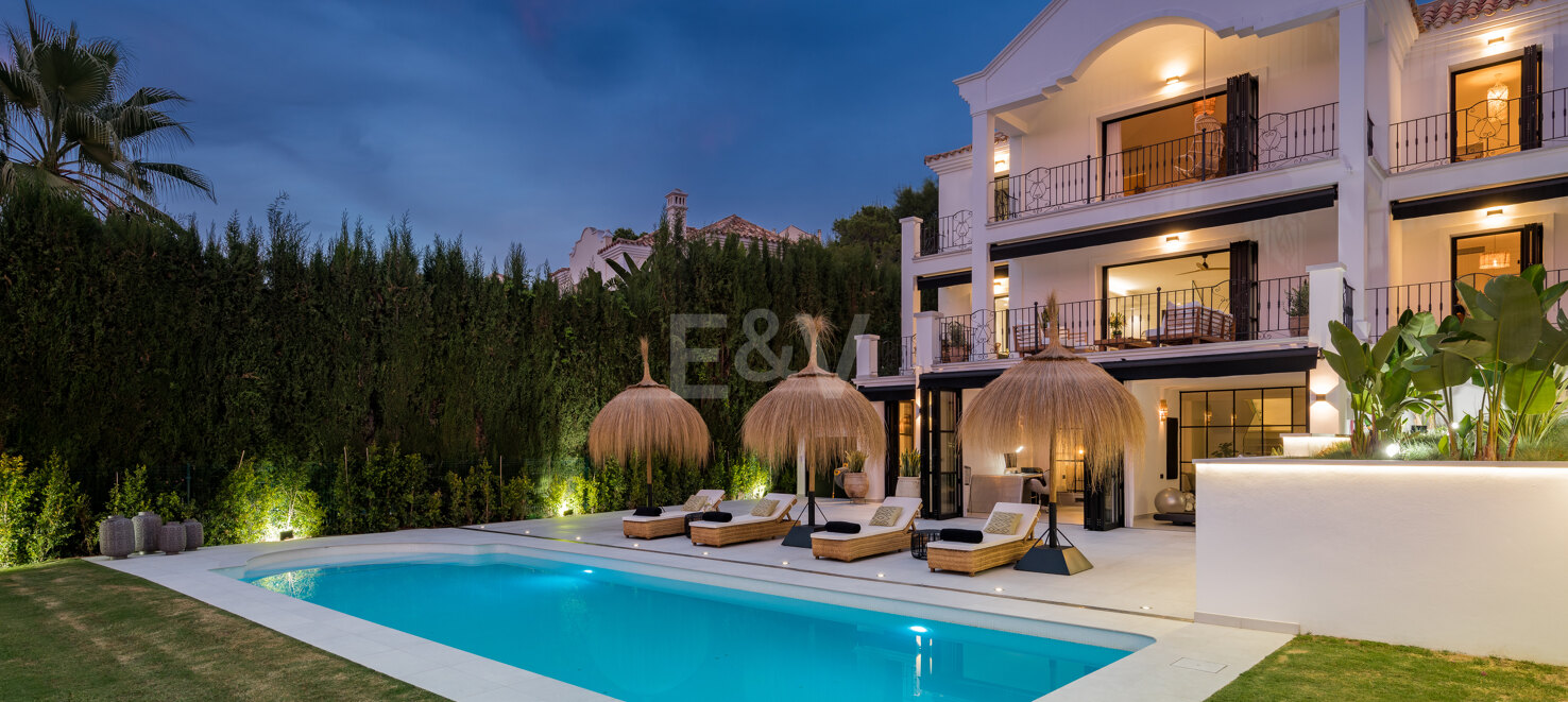 Elegant Villa with Panoramic Mountain Views in Puerto del Capitán, Los Arqueros.