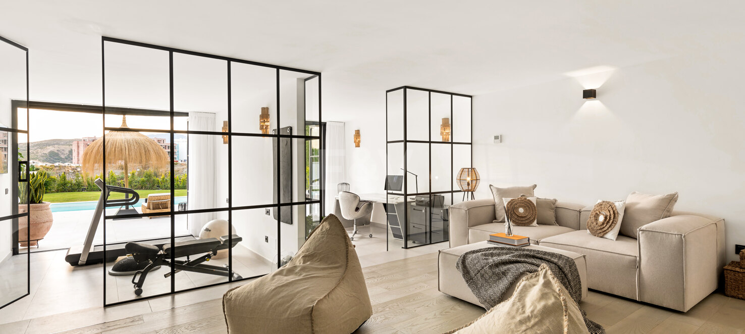 Elegante Villa mit Panoramablick auf die Berge in Puerto del Capitán, Los Arqueros.