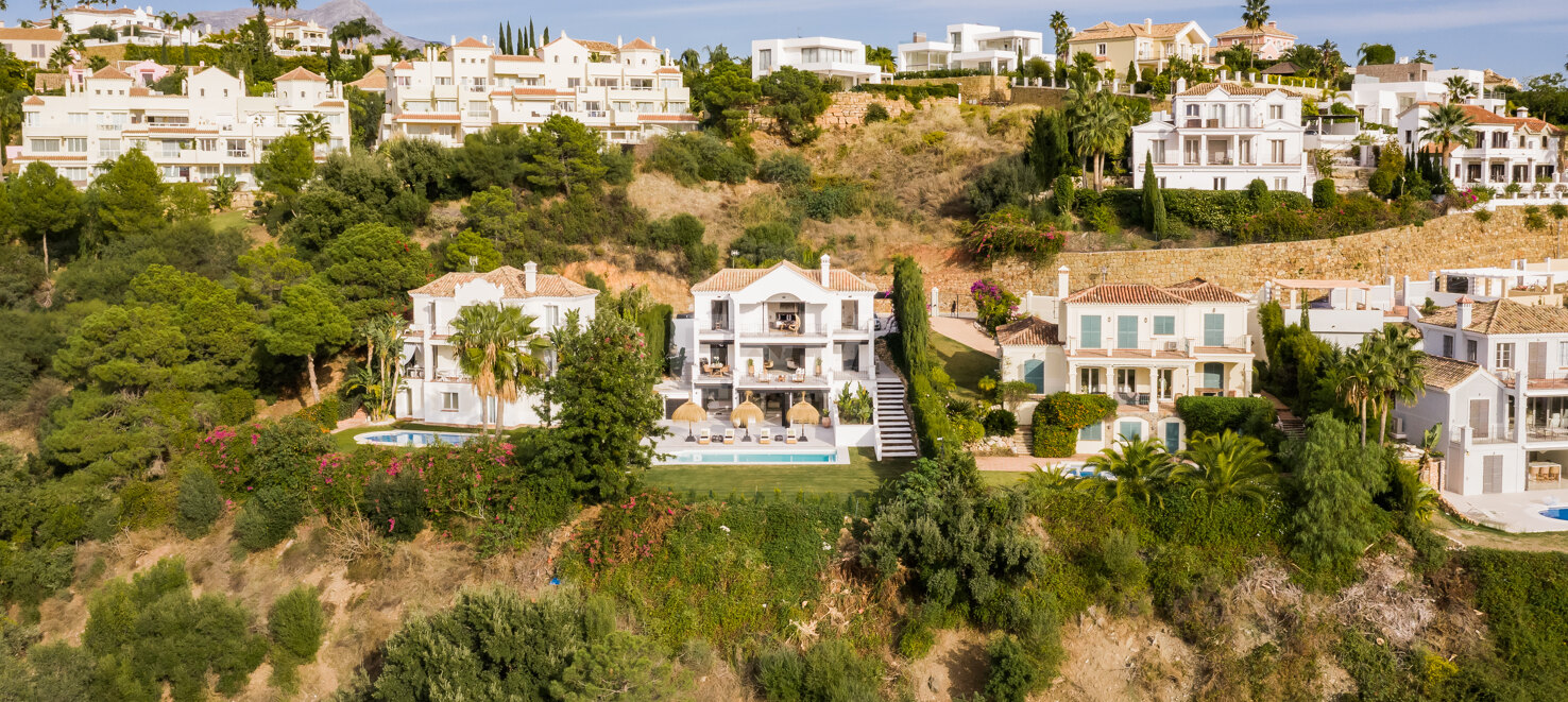 Elegant Villa with Panoramic Mountain Views in Puerto del Capitán, Los Arqueros.