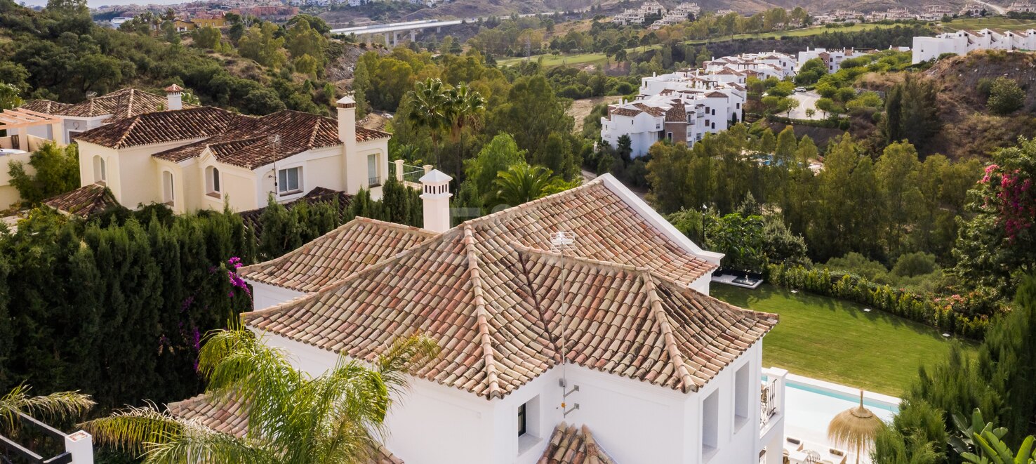 Elegant Villa with Panoramic Mountain Views in Puerto del Capitán, Los Arqueros.