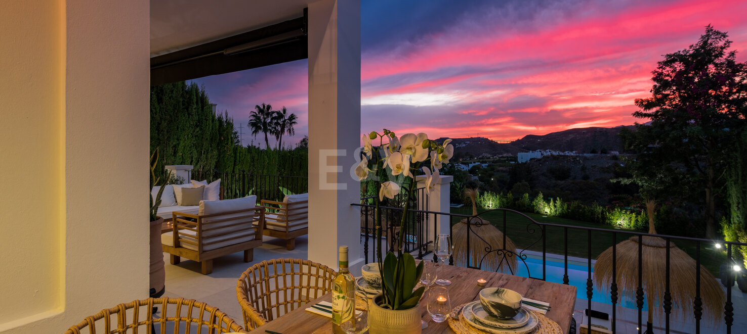 Elegant Villa with Panoramic Mountain Views in Puerto del Capitán, Los Arqueros.