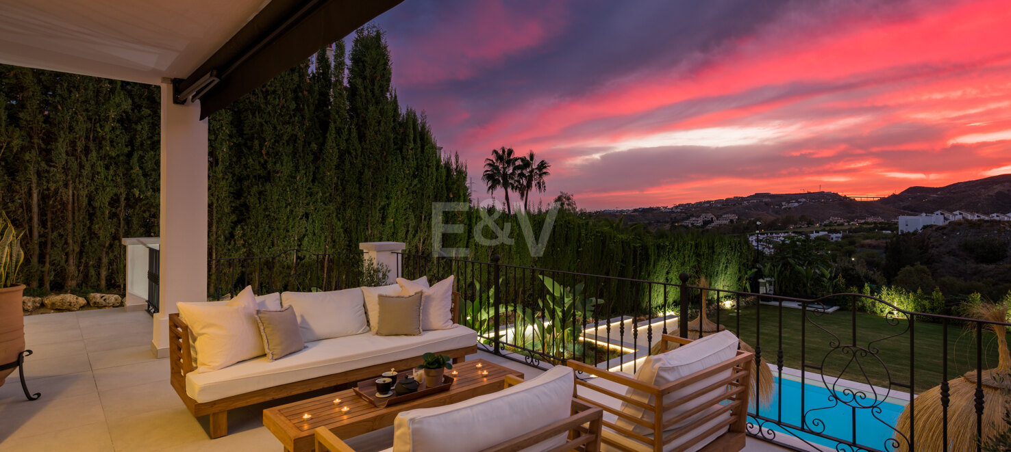 Elegant Villa with Panoramic Mountain Views in Puerto del Capitán, Los Arqueros.