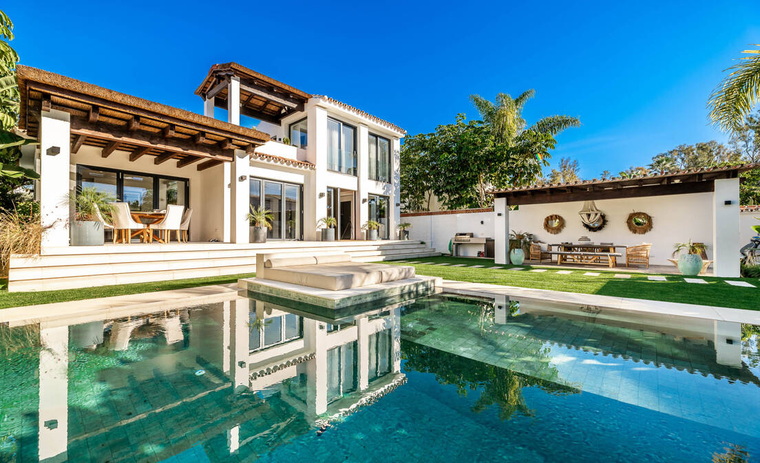 Situated in the prime beachside residential enclave of Linda Vista, San Pedro de Alcántara, this detached modern villa in Marbella...