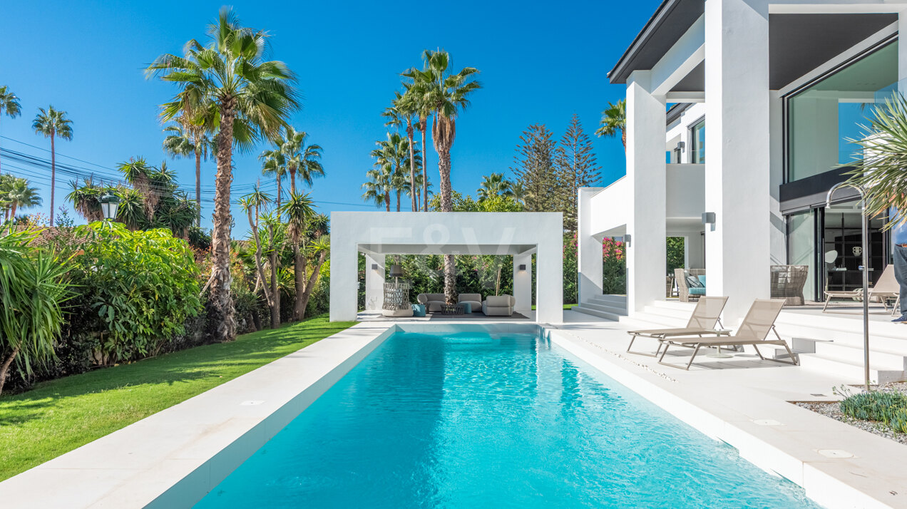 Moderna villa de playa en primera línea en San Pedro Strand con espectaculares vistas al mar