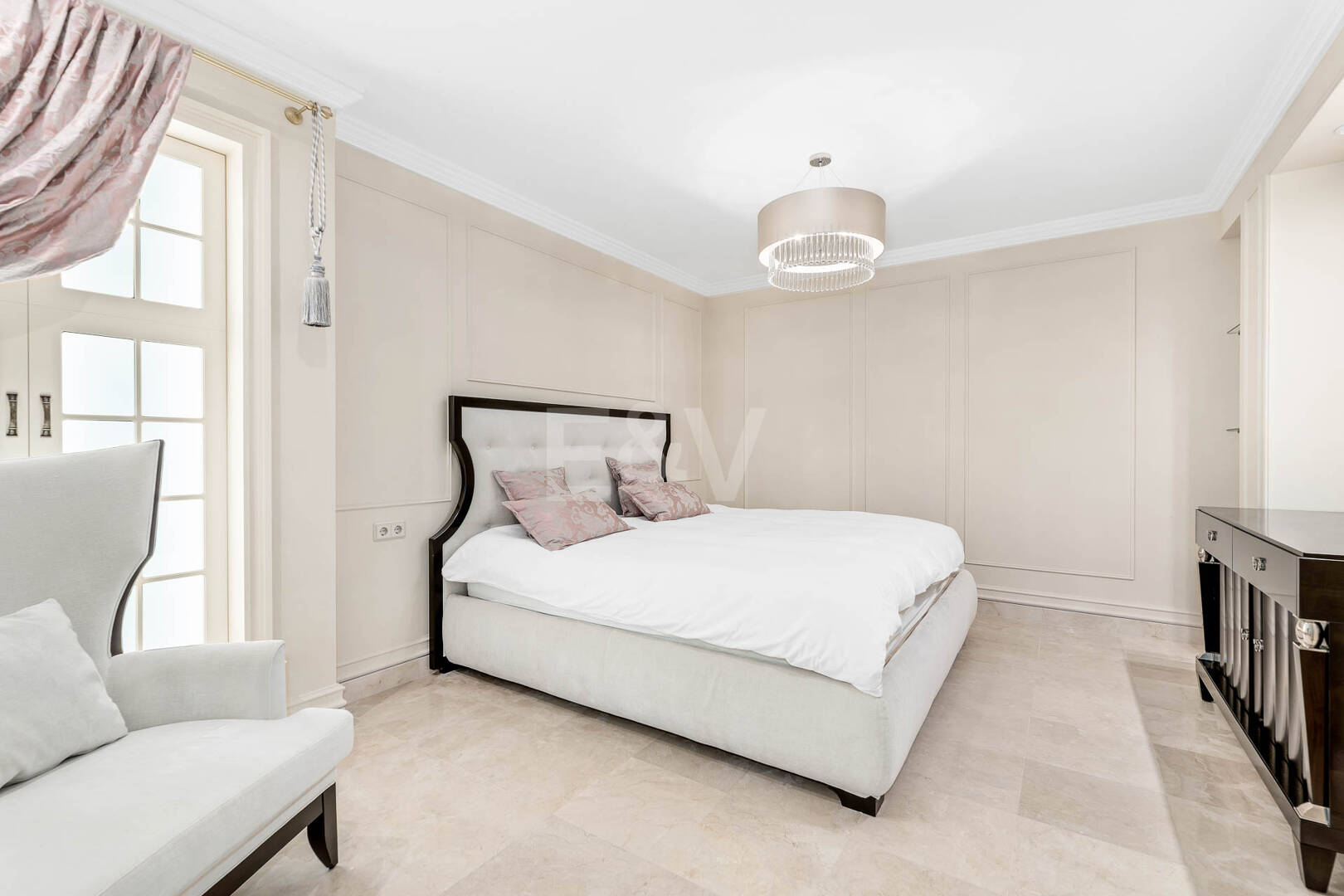 Villa de ville de Benahavís avec vue panoramique sur la mer et la montagne.