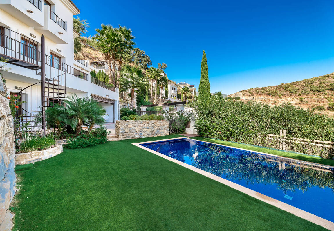 Mediterranean Benahavís Miejska Willa z widokiem na morze panoramiczne i góry.