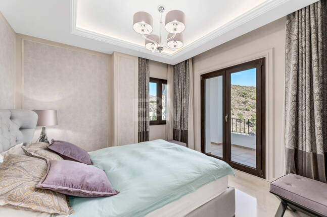 Mediterranean Benahavís Miejska Willa z widokiem na morze panoramiczne i góry.