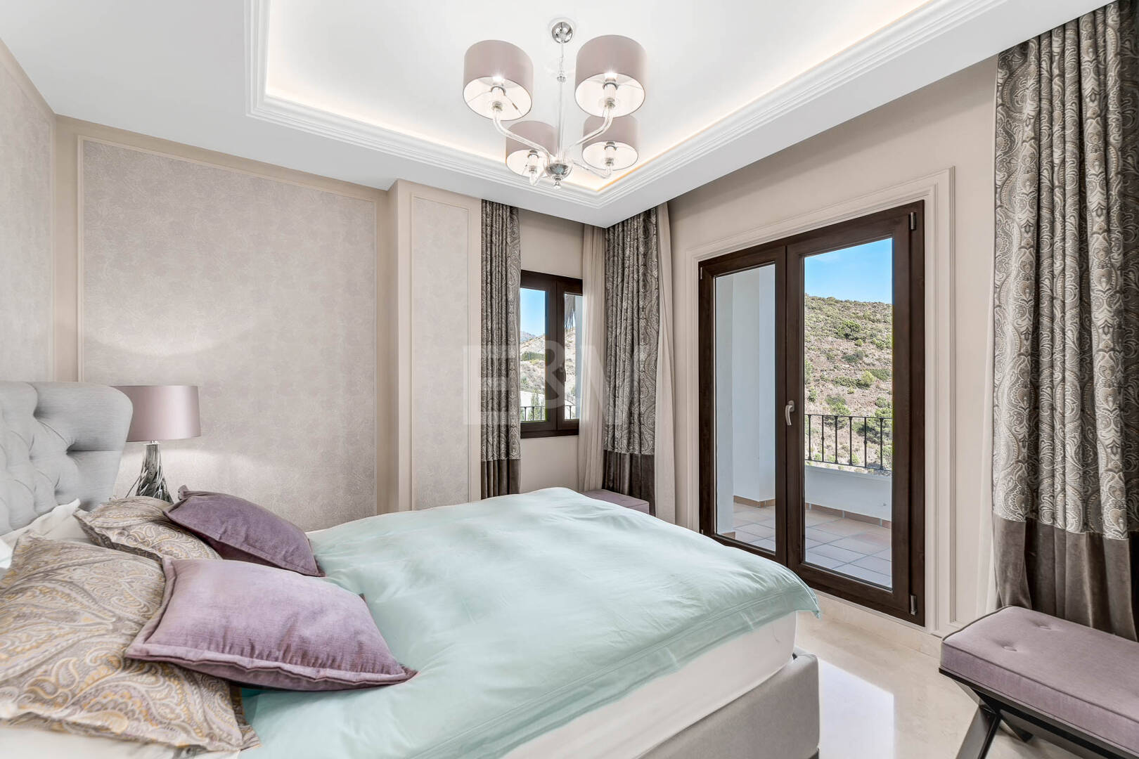 Mediterranean Benahavís Miejska Willa z widokiem na morze panoramiczne i góry.