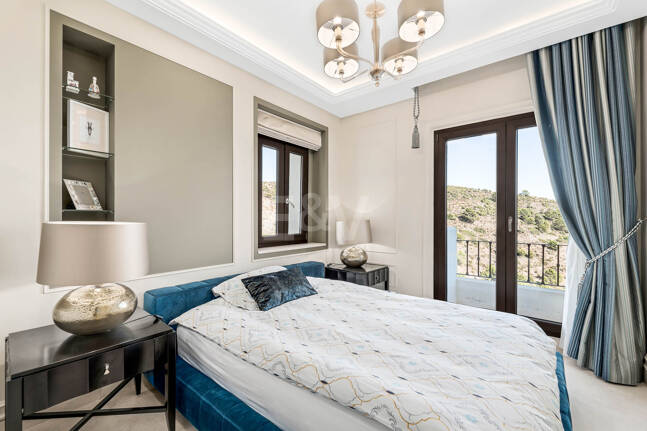 Mediterranean Benahavís Miejska Willa z widokiem na morze panoramiczne i góry.