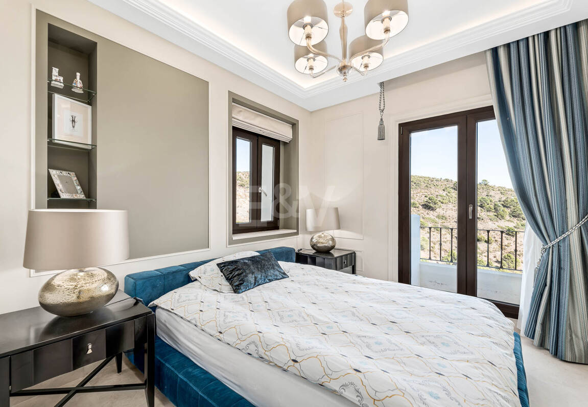 Mediterranean Benahavís Miejska Willa z widokiem na morze panoramiczne i góry.