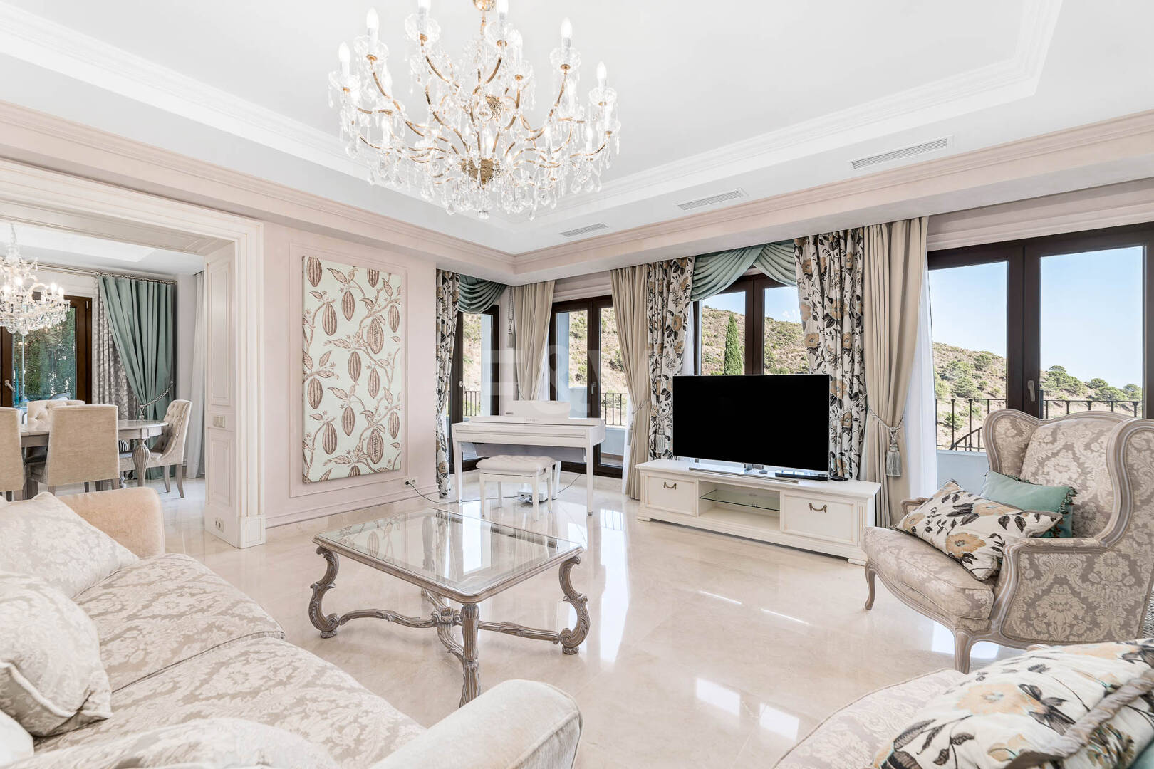 Villa de ville de Benahavís avec vue panoramique sur la mer et la montagne.