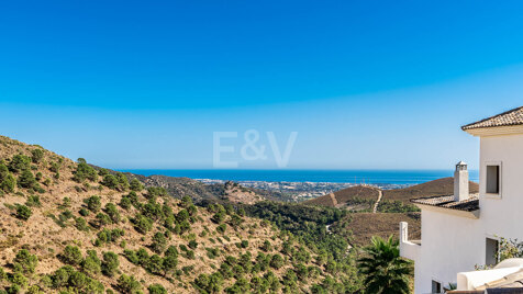 Villa Mediterránea en Benahavís Pueblo con Vistas Panorámicas al Mar y a la Montaña.