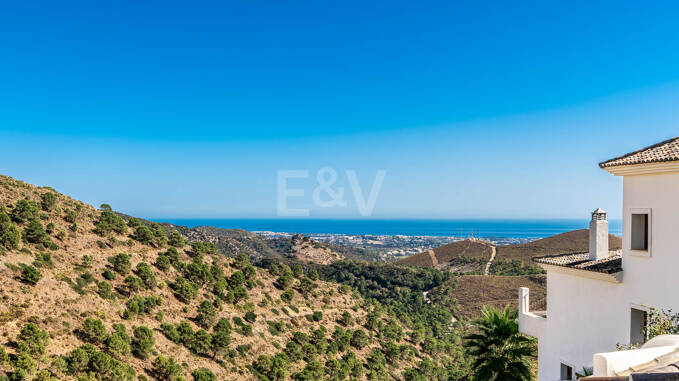 Medelhavet Benahavís Town Villa med panoramautsikt över havet och Mountain Views.