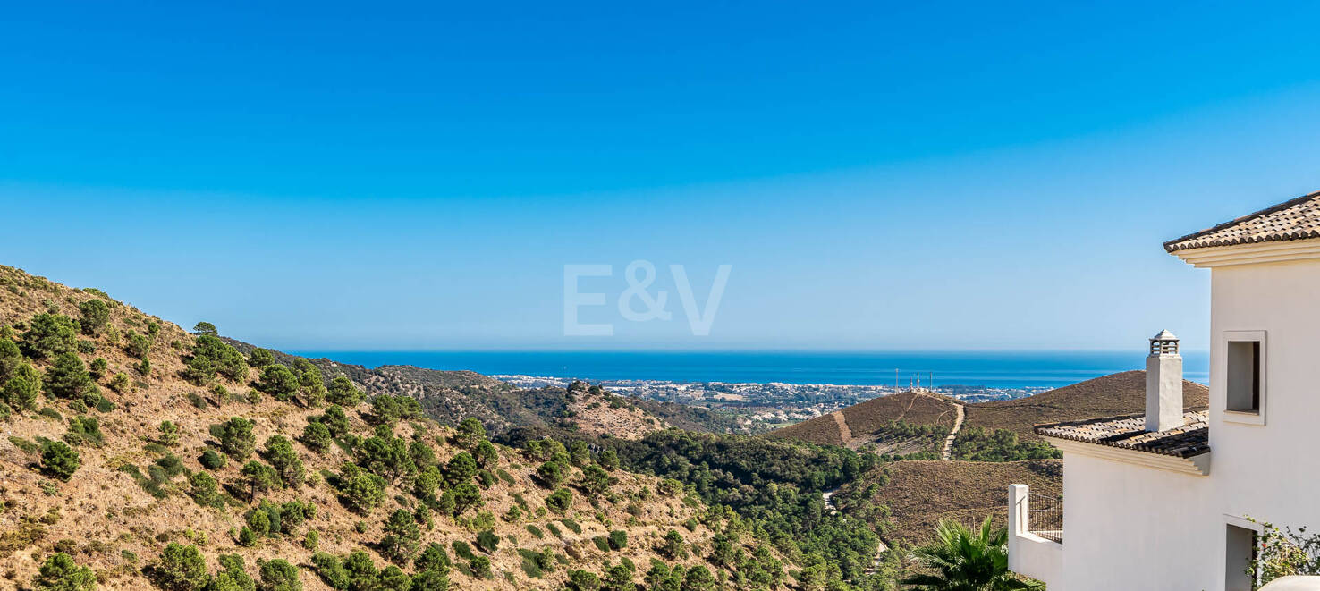 Mediterrane Villa mit Panoramameerblick in Benahavís Hills Country Club