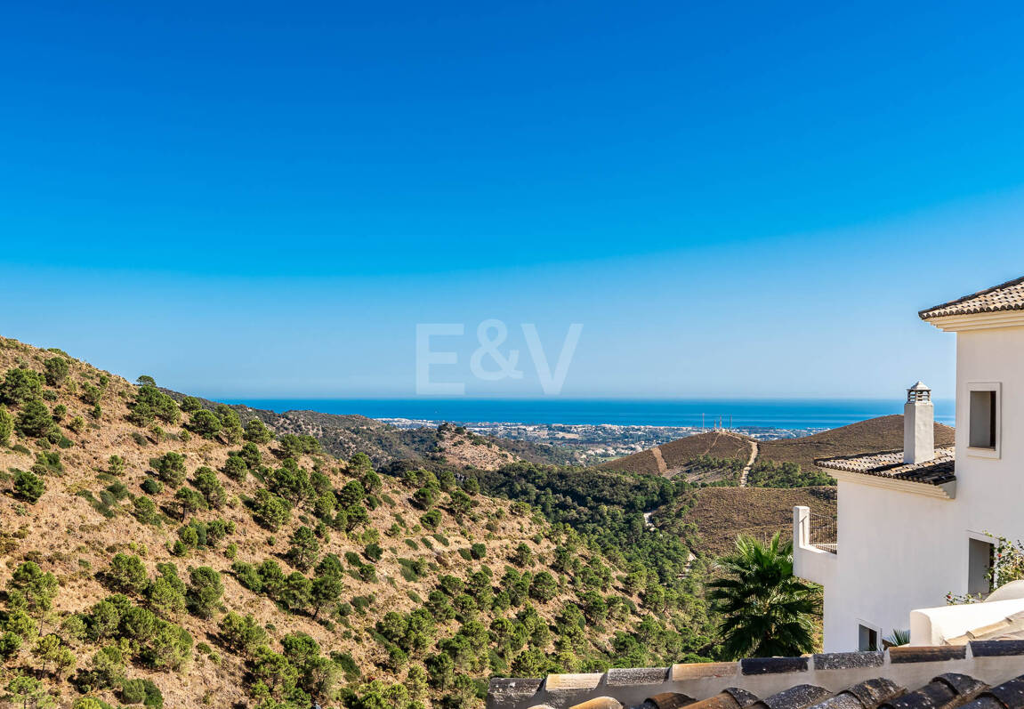 Mediterranean Benahavís Miejska Willa z widokiem na morze panoramiczne i góry.