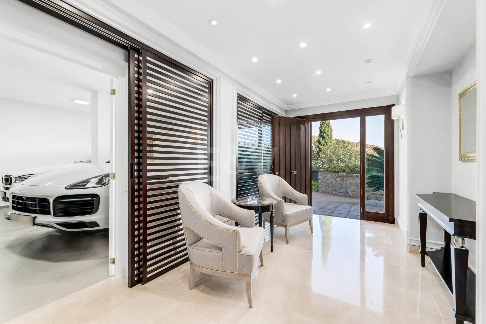 Villa de ville de Benahavís avec vue panoramique sur la mer et la montagne.