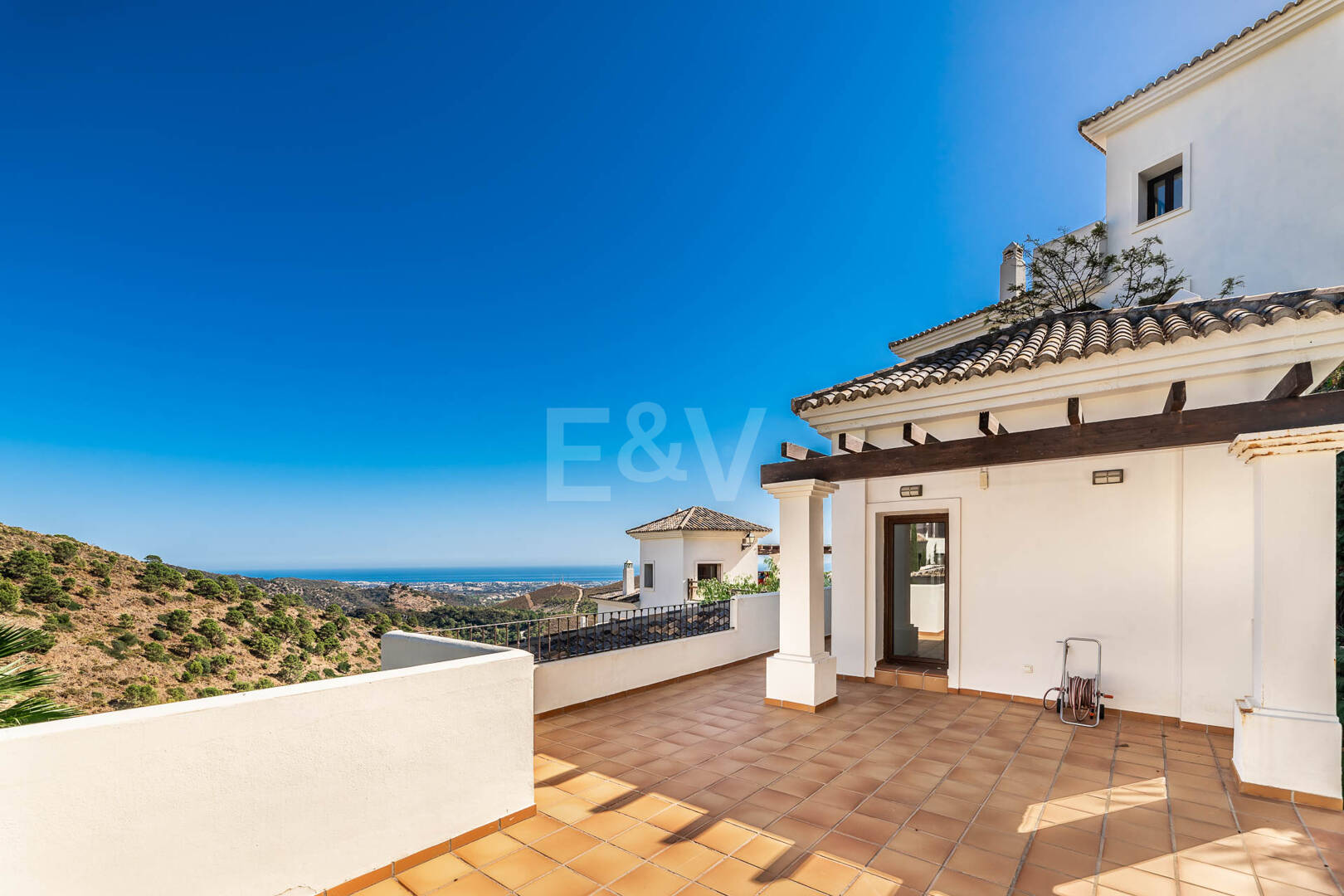 Mediterranean Benahavís Miejska Willa z widokiem na morze panoramiczne i góry.