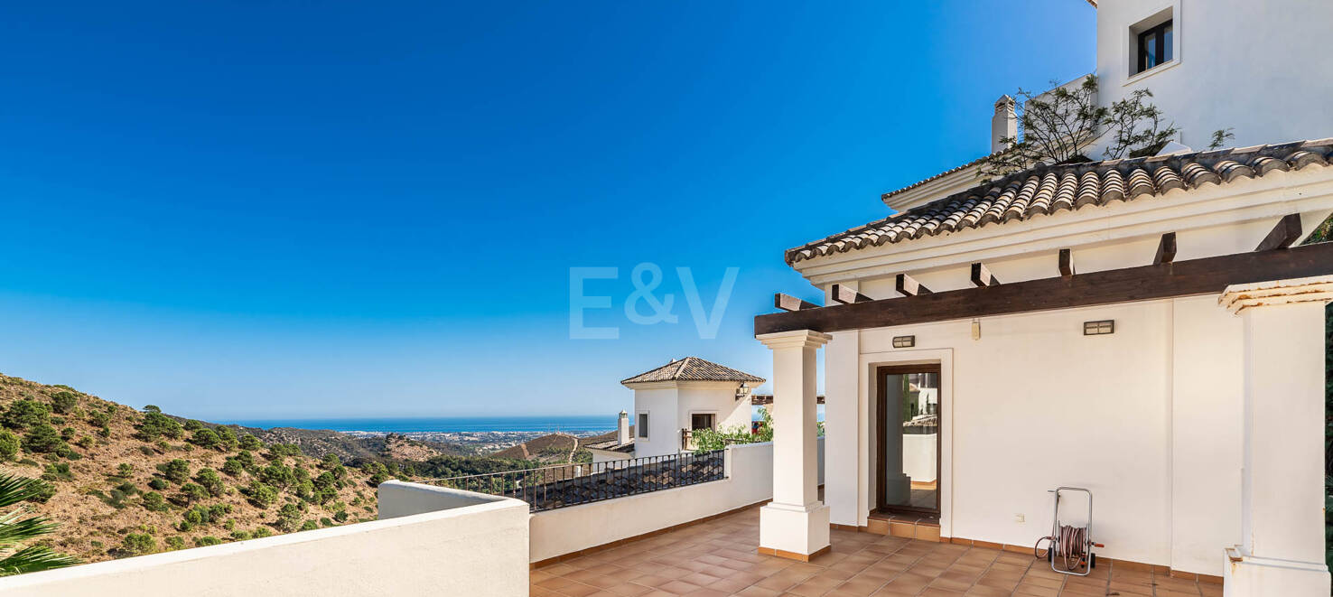 Mediterrane Villa mit Panoramameerblick in Benahavís Hills Country Club