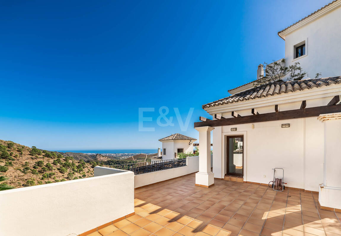 Mediterranean Benahavís Miejska Willa z widokiem na morze panoramiczne i góry.