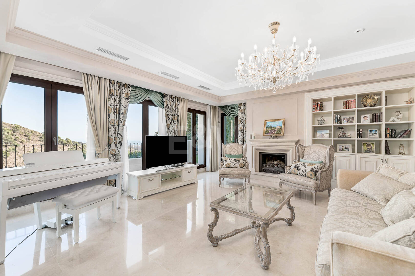 Villa de ville de Benahavís avec vue panoramique sur la mer et la montagne.