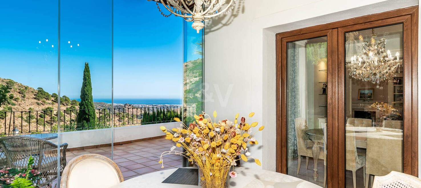 Mediterrane Villa mit Panoramameerblick in Benahavís Hills Country Club