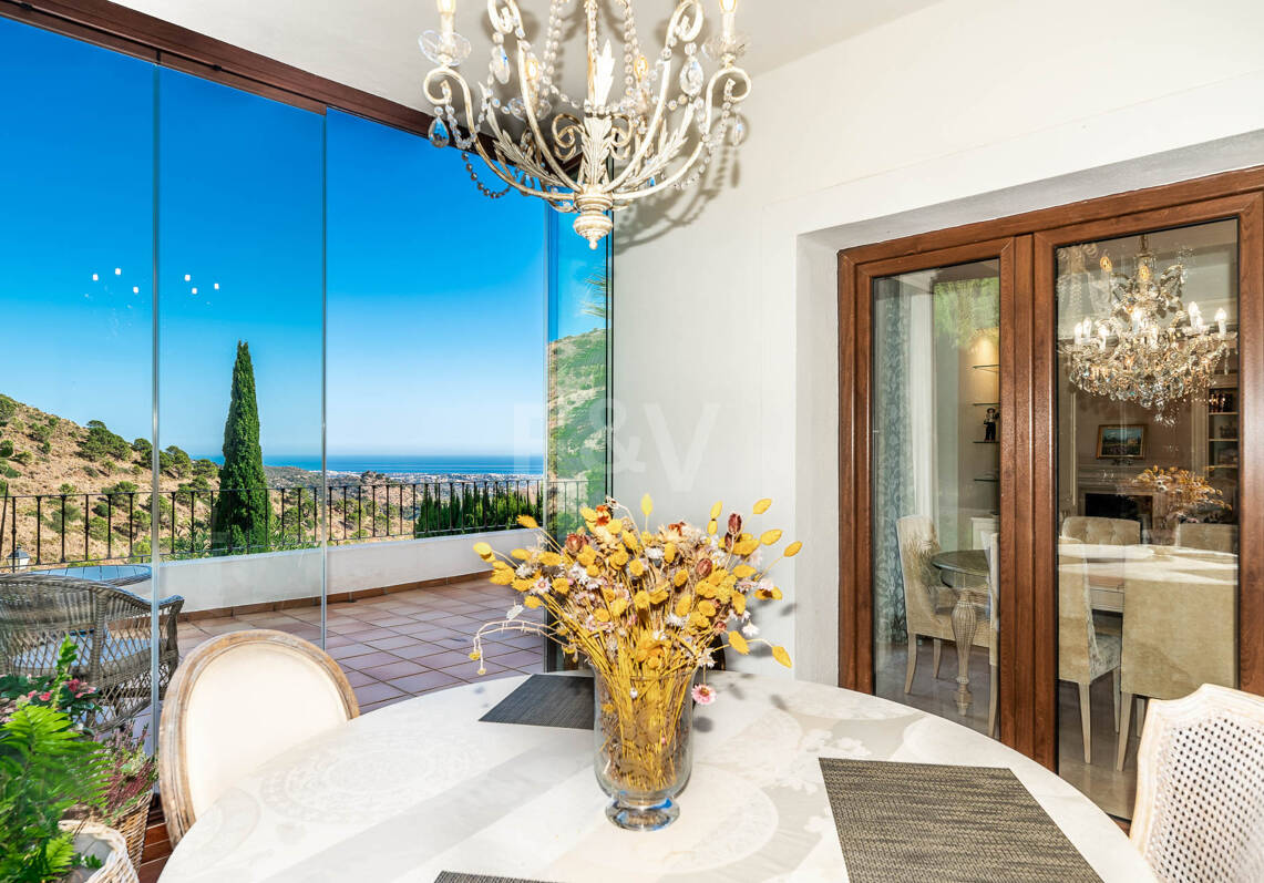 Villa Mediterránea con Vistas Panorámicas al Mar en Benahavís Hills Country Club