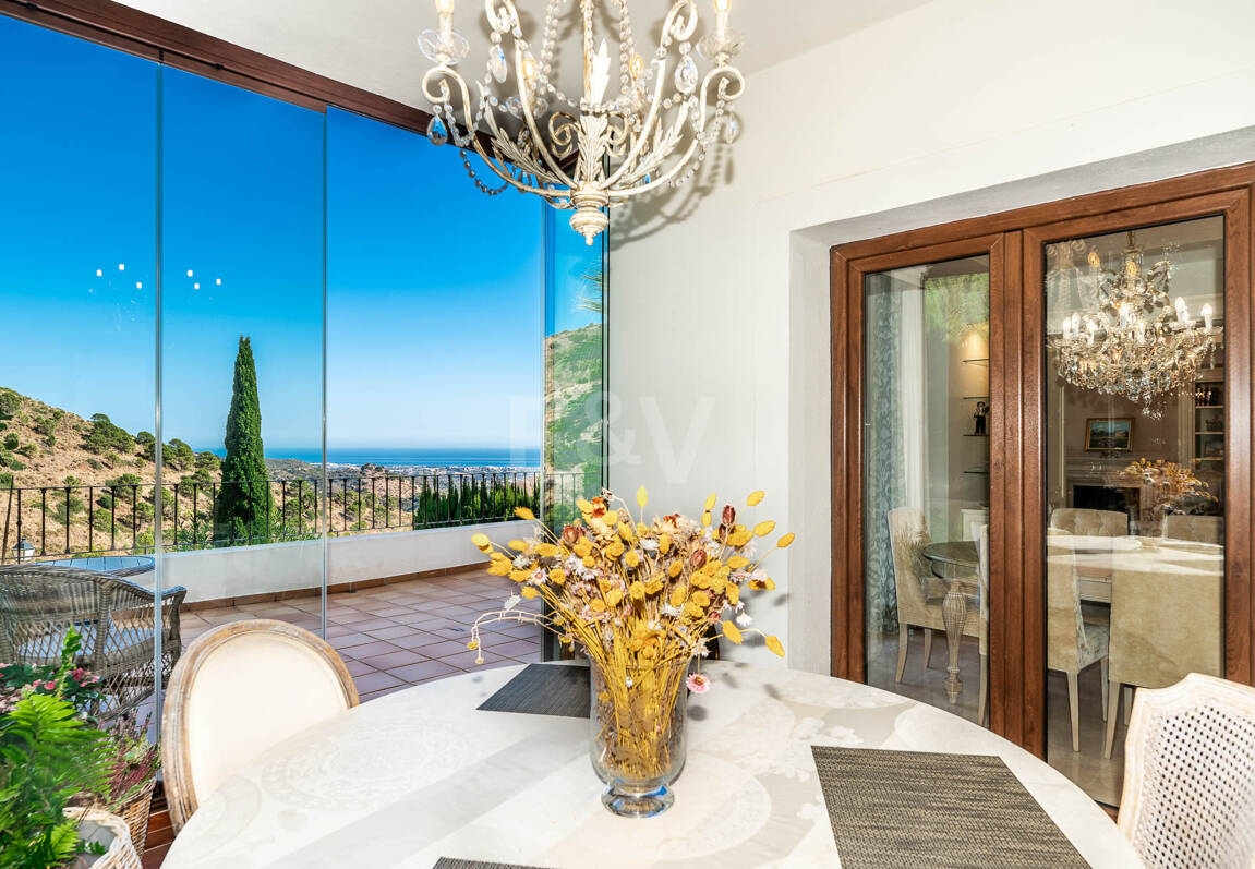 Mediterranean Benahavís Miejska Willa z widokiem na morze panoramiczne i góry.