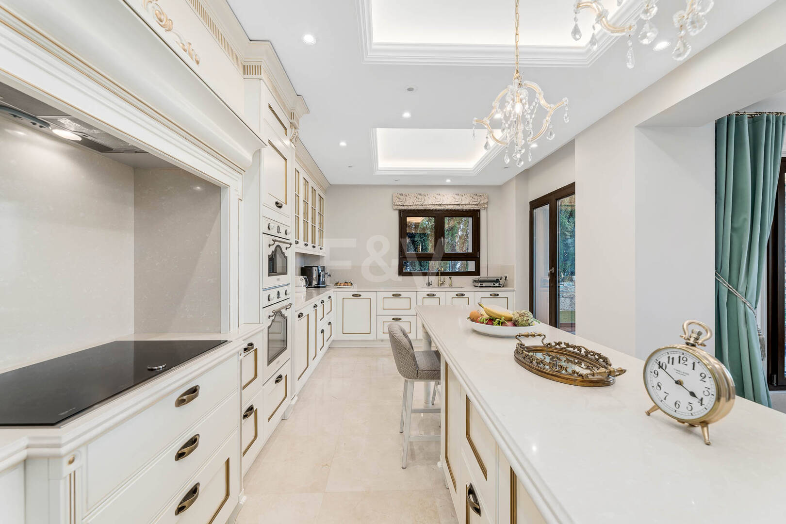 Villa de ville de Benahavís avec vue panoramique sur la mer et la montagne.